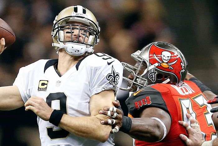 New Orleans Saints' Drew Brees struggling with shoulder