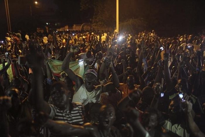 Anti-coup protesters sing the national anthem in front of the residence of the traditional leader Mogho Naaba in Ouagadougou, Burkina Faso, September 21, 2015. REUTERS/Joe Penney