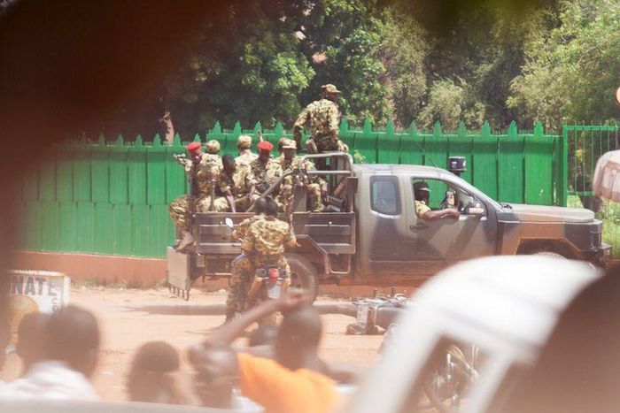 Members of the presidential guard look for protesters in Ouagadougou, Burkina Faso, September 17, 2015. REUTERS/Joe Penney