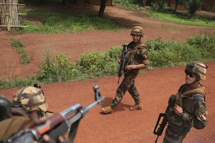 French soldiers walk towards Seleka fighters in Bambari May 31, 2014. Picture taken May 31, 2014. REUTERS/Goran Tomasevic