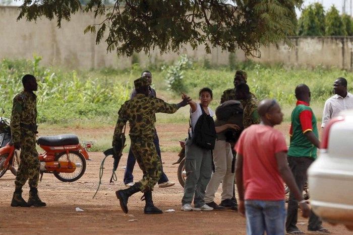 Presidential guard soldiers charge protesters and journalists at Laico hotel in Ouagadougou, Burkina Faso, September 20, 2015.  REUTERS/Joe Penney