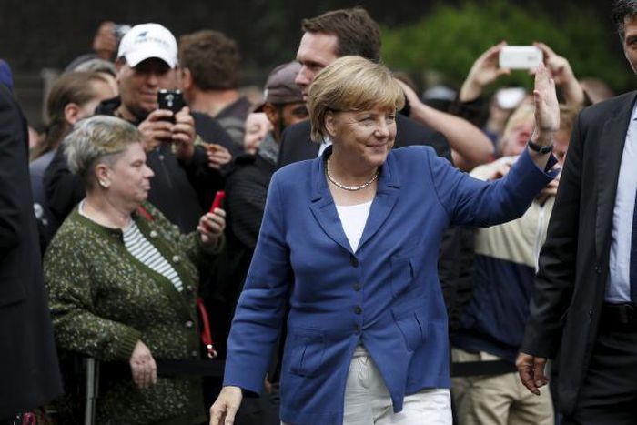 Merkel to visit site of anti-refugee clashes after criticism