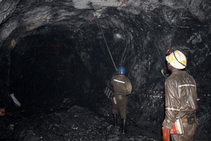Mine workers are pictured at the Freda Rebecca gold mine in Bindura town February 7, 2015.   REUTERS/Philimon Bulawayo