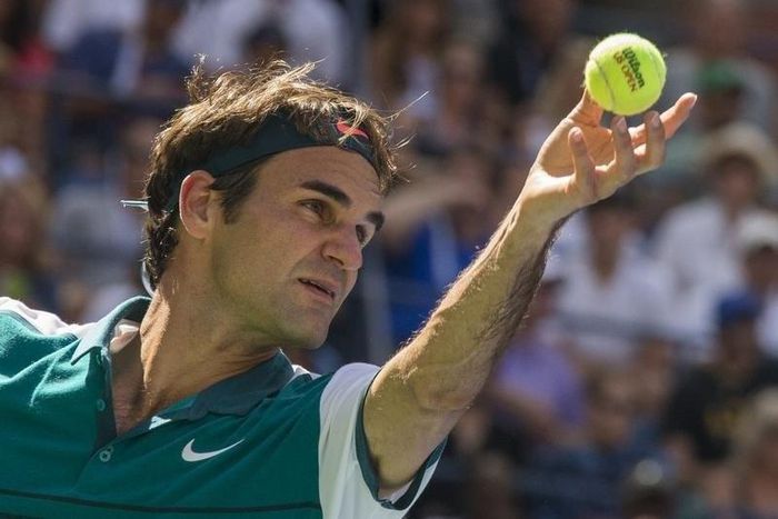 Roger Federer of Switzerland serves to Philipp Kohlschreiber of Germany during their third round match at the U.S. Open Championships tennis tournament in New York, September 5, 2015. REUTERS/Adrees Latif