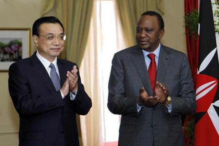 Chinese Premier Li Keqiang and Kenya's President Uhuru Kenyatta applaud the signing of the Standard Gauge Railway agreement at the State House in Nairobi May 11, 2014.  REUTERS/Thomas Mukoya