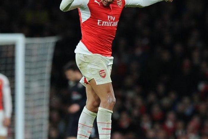 Alexis Sanchez controles the ball with the back of his neck