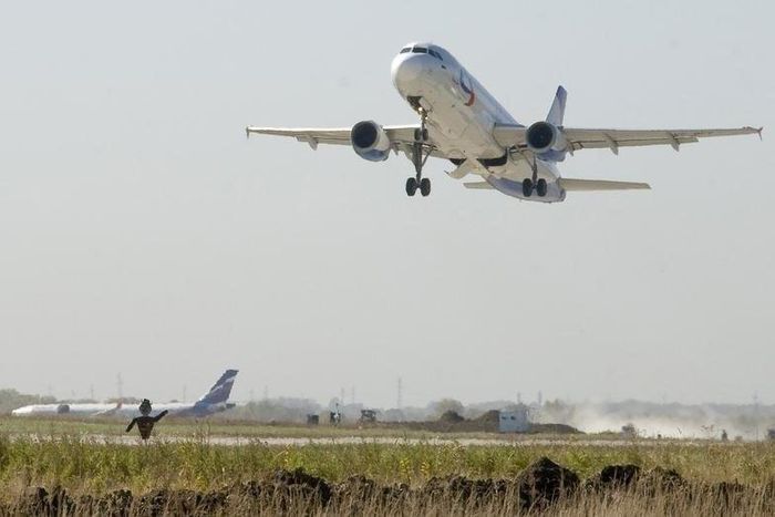 An Airbus A320-211 airplane lands near a new runway which is under construction at the airport of Russia's far eastern city of Vladivostok, October 6, 2010. REUTERS/Yuri Maltsev