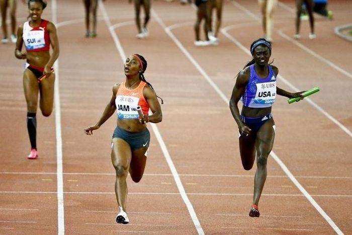 Shelly-Ann Fraser-Pryce of Jamaica (C) crosses the finish line to win the 4x100m event at the IAAF Athletics Diamond League meeting in Zurich September 3, 2015. REUTERS/Ruben Sprich
