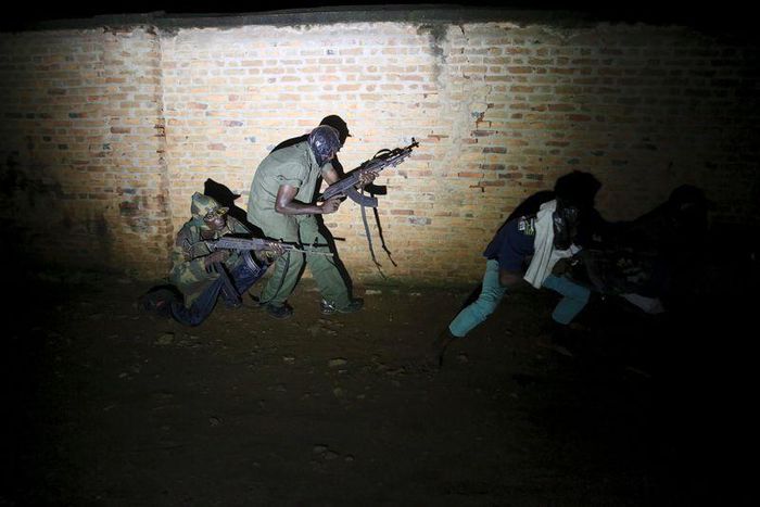 Armed vigilantes patrol in the center of Bujumbura, Burundi, November 20, 2015. REUTERS/Goran Tomasevic