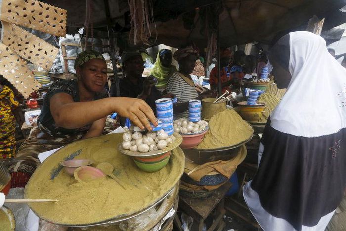 Women sell henna at Adjame's Market ahead of Eid al-Adha in Abidjan, Ivory Coast September 23, 2015. REUTERS/Thierry Gouegnon