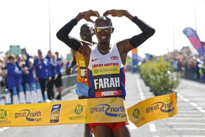 Great Britain's Mo Farah celebates as he wins the Men's Great North Run, September 13, 2015. Reuters / Craig Brough