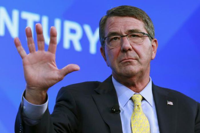 U.S. looking for opportunities to strike Islamic State: Carter