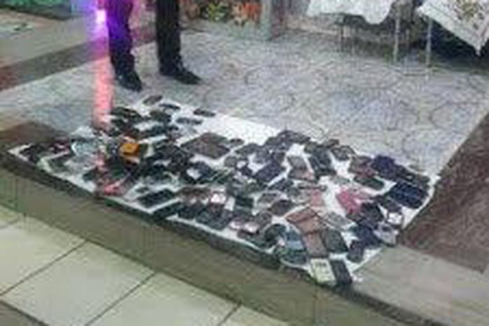 Pastor Vickky Darll during prayer session for member phones