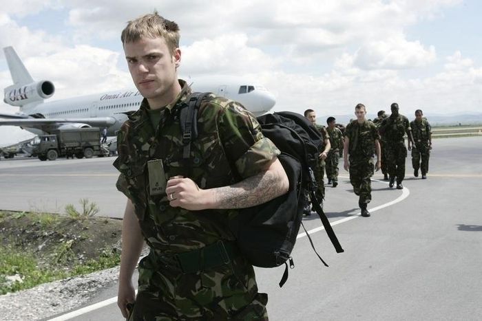 British troops arrive at Pristina airport 24 May, 2008. Britain had agreed to a NATO request to send a 600-strong reserve battalion to bolster an alliance peacekeeping force in Kosovo.