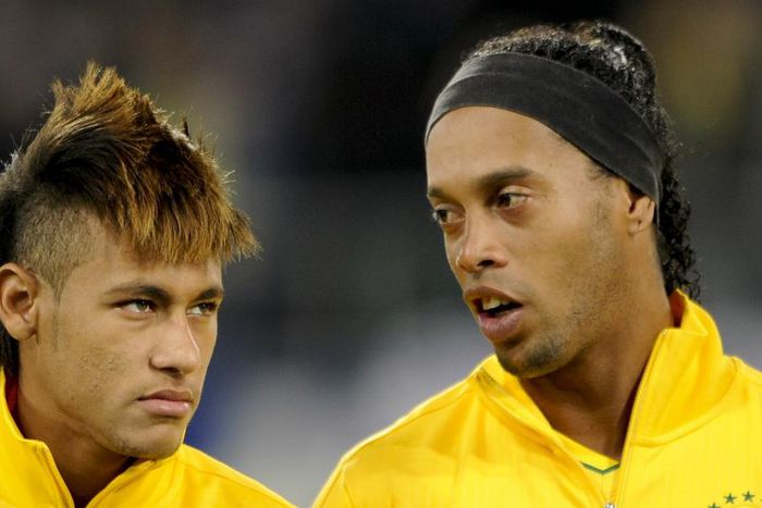 ___4353286___https:______static.pulse.com.gh___webservice___escenic___binary___4353286___2015___11___12___20___neymar-ronaldinho-cropped_s1k30ng4xtzn15l1l2j7e8ee0