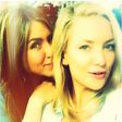 Kate Hudosn and Jennifer Aniston pose for an all-girls selfie onset of 'Mother's Day'