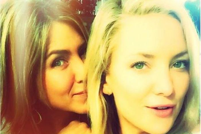 Kate Hudosn and Jennifer Aniston pose for an all-girls selfie onset of 'Mother's Day'