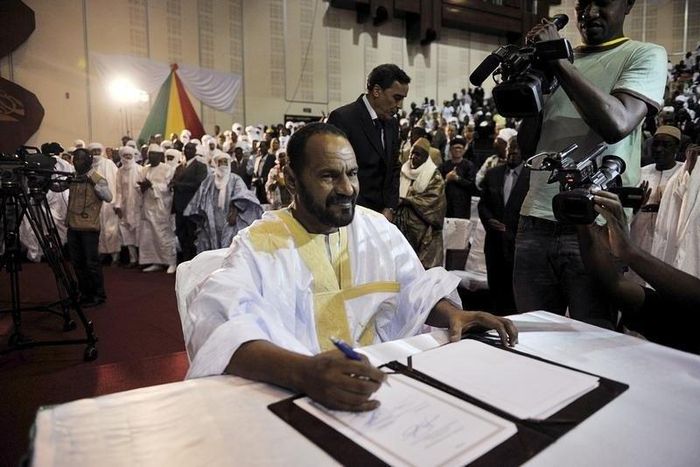 Sidi Brahim Ould Sidati of the Coordination of Movements for Azawad signs a peace agreement in Bamako, Mali, June 20, 2015. REUTERS/Stringer