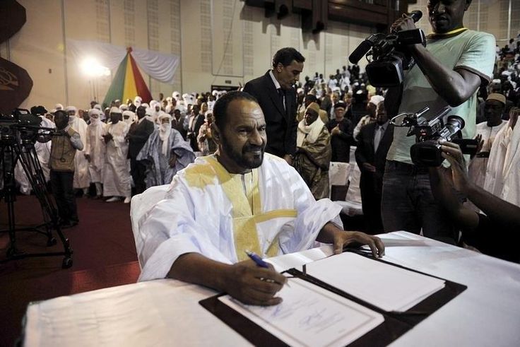 Sidi Brahim Ould Sidati of the Coordination of Movements for Azawad signs a peace agreement in Bamako, Mali, June 20, 2015. REUTERS/Stringer
