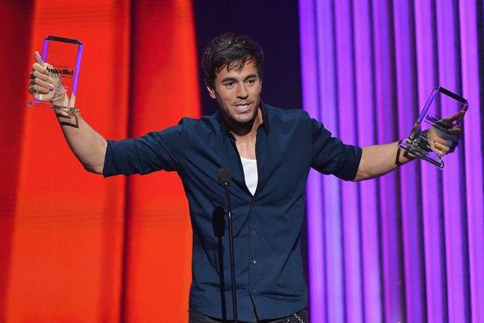 Enrique Iglesias performs onstage at the 2015 Billboard Latin Music Awards.