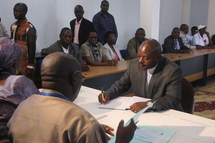 Burundian President Pierre Nkurunziza (seated, C) registers to run for a third five-year term in office, in the capital Bujumbura, May 8, 2015.  REUTERS/Jean Pierre Aime Harerimana