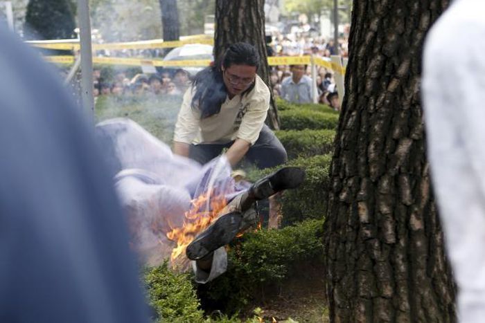 South Korean sets himself on fire in anti-Japan "comfort women" protest