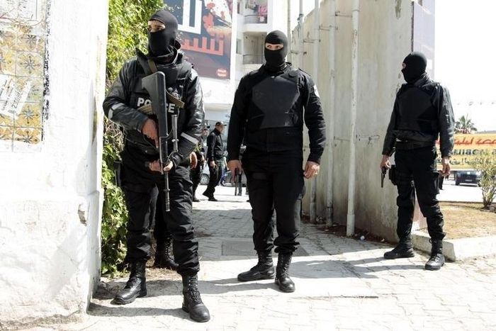 Police officers stand outside the parliament in Tunis March 18, 2015.    REUTERS/ Zoubeir Souissi