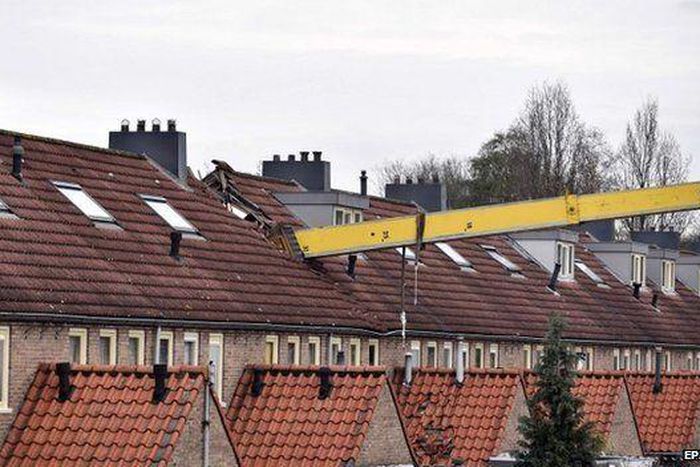 Dutch crane collapse demolishes houses, injuring at least 20
