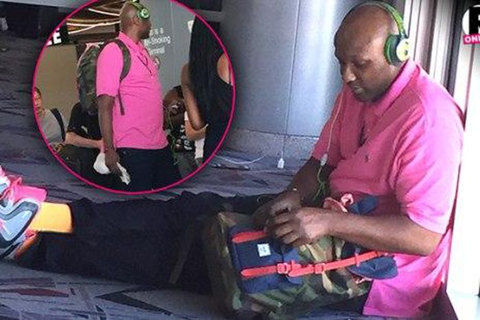 Lamar Odom relaxed at Los Angeles Airport