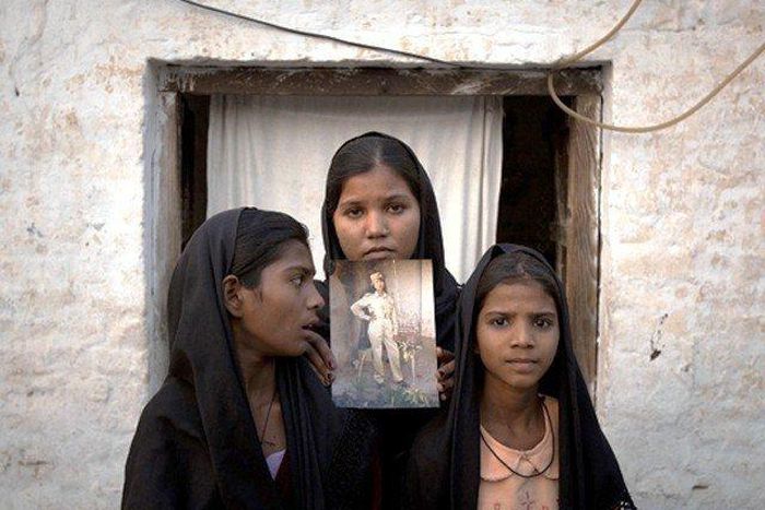 Asia Bibi's children show off her picture