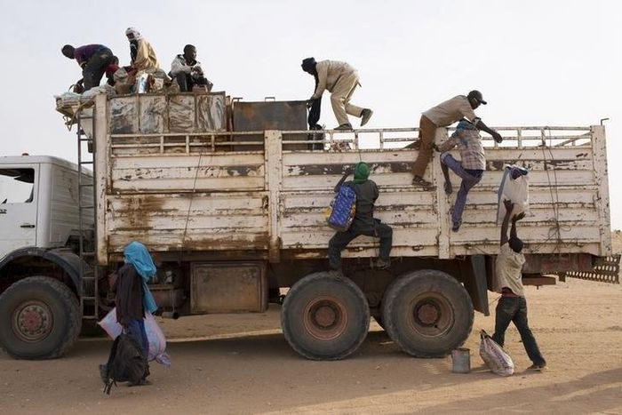 Nigeriens, who are travelling north towards Libya, board a truck in Agadez March 17, 2014. Picture taken March 17, 2014. To match Special Report EUROPE-IMMIGRATION/NIGER REUTERS/Joe Penney