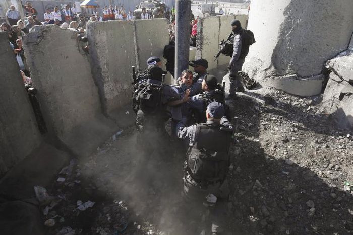 Officer kills stone-throwing Palestinian youth in West Bank