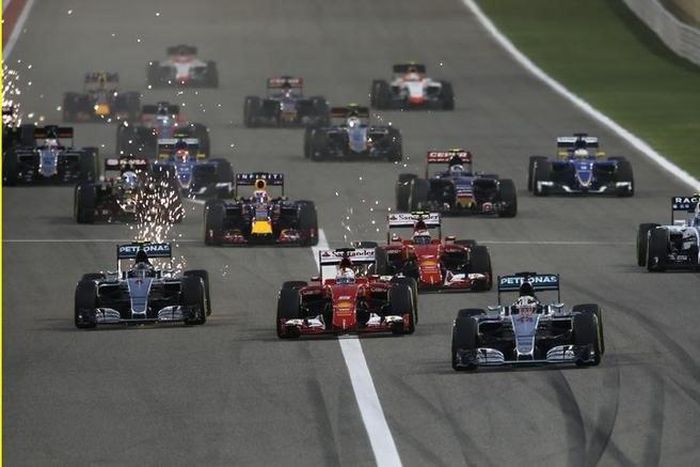 Mercedes Formula One driver Lewis Hamilton (bottom) of Britain leads the pack at the start of Bahrain's F1 Grand Prix at Bahrain International Circuit, south of Manama April 19, 2015. REUTERS/Hamad I Mohammed