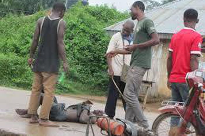Mechanic to receive 10 strokes of cane for criminal trespass/Illustration