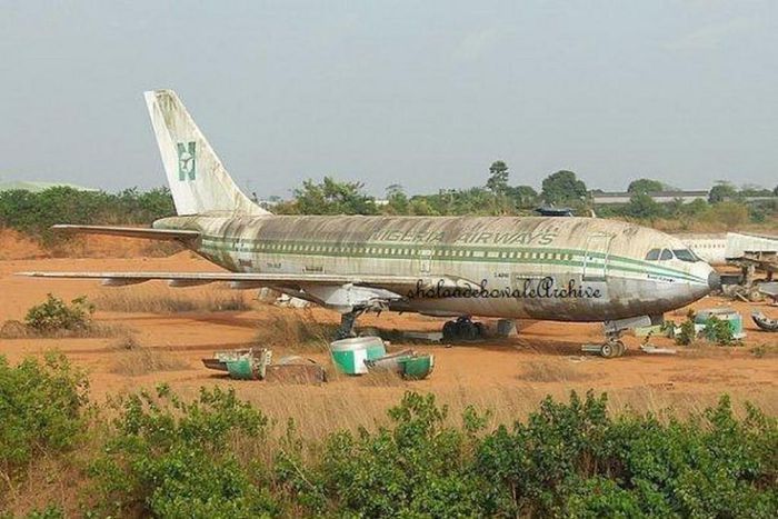 Union wants removal of abandoned aircraft