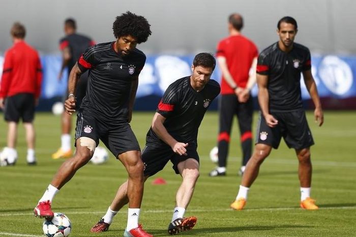 Bayern Munich's Dante and Xabi Alonso during training.    Bayern Munich Training Ground, Munich, Germany 
Reuters / Michaela Rehle