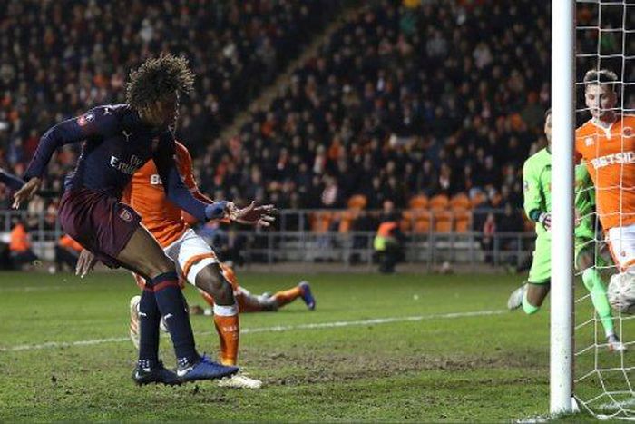 Alex Iwobi was the hero as Arsenal beat Blackpool [Reuters]