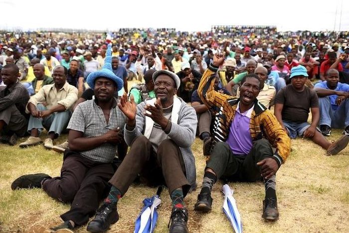 Miners gather at Wonderkop stadium outside the Lonmin mine in Rustenburg, northwest of Johannesburg in this January 30, 2014 file photo.  REUTERS/Siphiwe Sibeko/Files