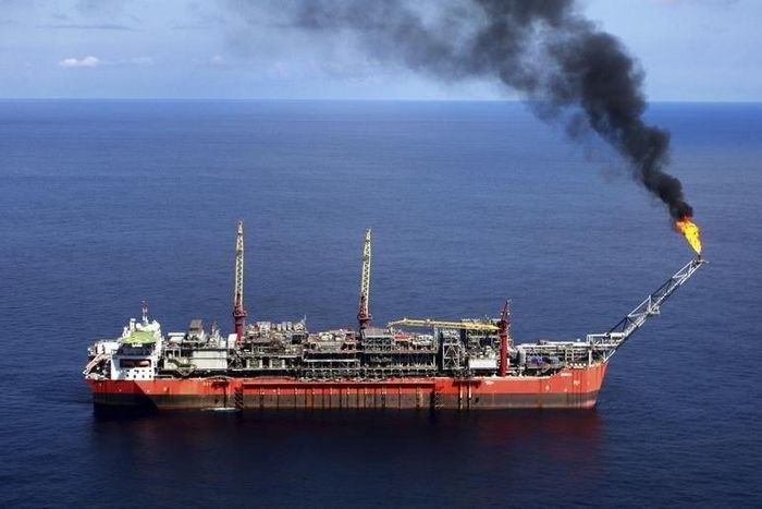 A ship loads crude oil at Bonga off-shore oil field outside Lagos, file photo. REUTERS/Akintunde Akinleye