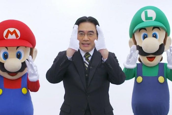 Late Nintendo CEO, Satoru Iwata with the Mario brothers in a commercial.