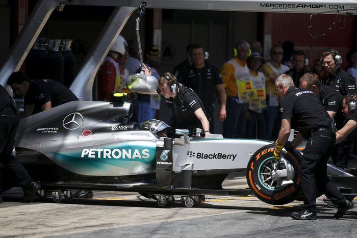 Mechanics push the car into the box of Mercedes F1 driver Nico Rosberg of Germany during the qualifying session of the Spanish Grand Prix at the Circuit de Barcelona-Catalunya racetrack in Montmelo, near Barcelona, Spain, May 9, 2015. REUTERS/Juan Medi...