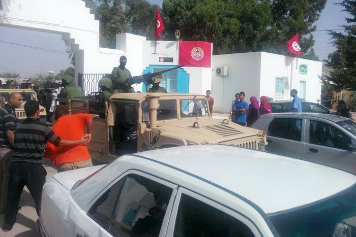 Tunisian military personnel stand guard near a hospital in Sdi Bouzid, Tunisia June 15, 2015. REUTERS/Stinger
