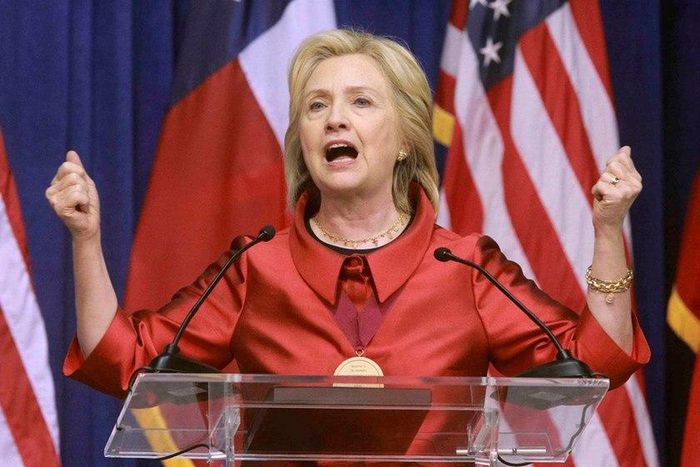 In discussing U.S. overdose deaths, Clinton downplays personal ties