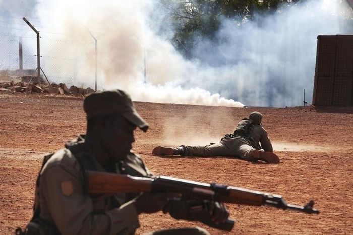Malian soldiers train for an ambush at the EU training mission headquarters in Koulikoro February 6, 2014.  REUTERS/Joe Penney