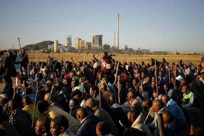 Miners on strike chant slogans as they march in Nkaneng township outside the Lonmin mine in Rustenburg May 14, 2014.   REUTERS/Siphiwe Sibeko