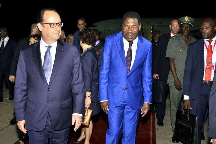 French President Francois Hollande (L) walks with Benin President Thomas Yayi Boni after landing in Cotonou, Benin, July 2, 2015. REUTERS/Charles Placide Tossou