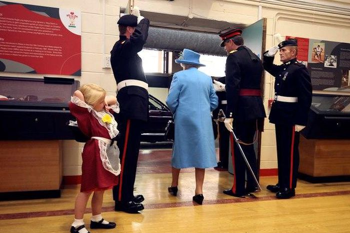 soldier accidentally smacks 6-yr-old's face after she greets the Queen in Wales