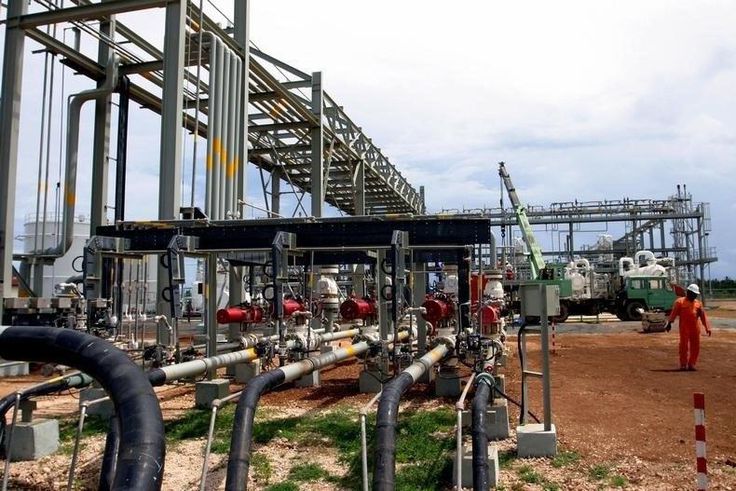 A Tanzanian engineer walks at the Songas gas processing plant in Songo Songo Island, 225 km south of the Tanzanian capital Dar es Salaam and 25 km off the coast of Tanzania, in a file photo. REUTERS/Emmanuel Kwitema