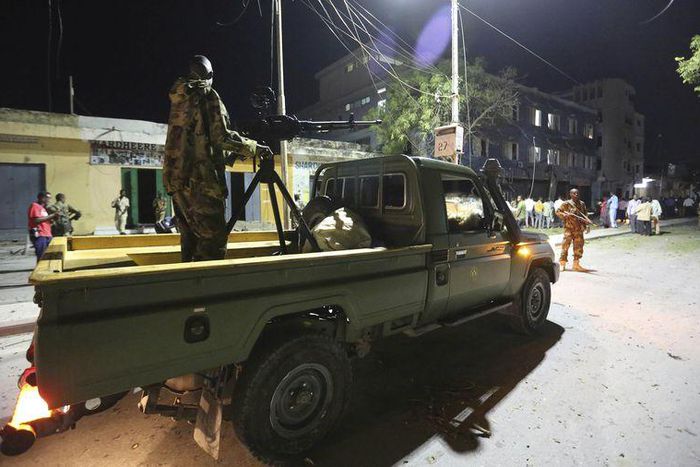 Somali government soldiers arrive at the scene of an explosion at the gate of Wehliya hotel in Somalia's capital Mogadishu, July 10, 2015. REUTERS/Feisal Omar