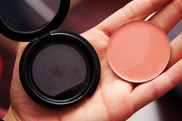 Depotting a blush